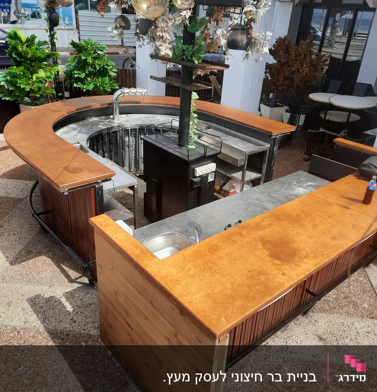 בר עץ מעוצב עם משטח עבודה וכיור